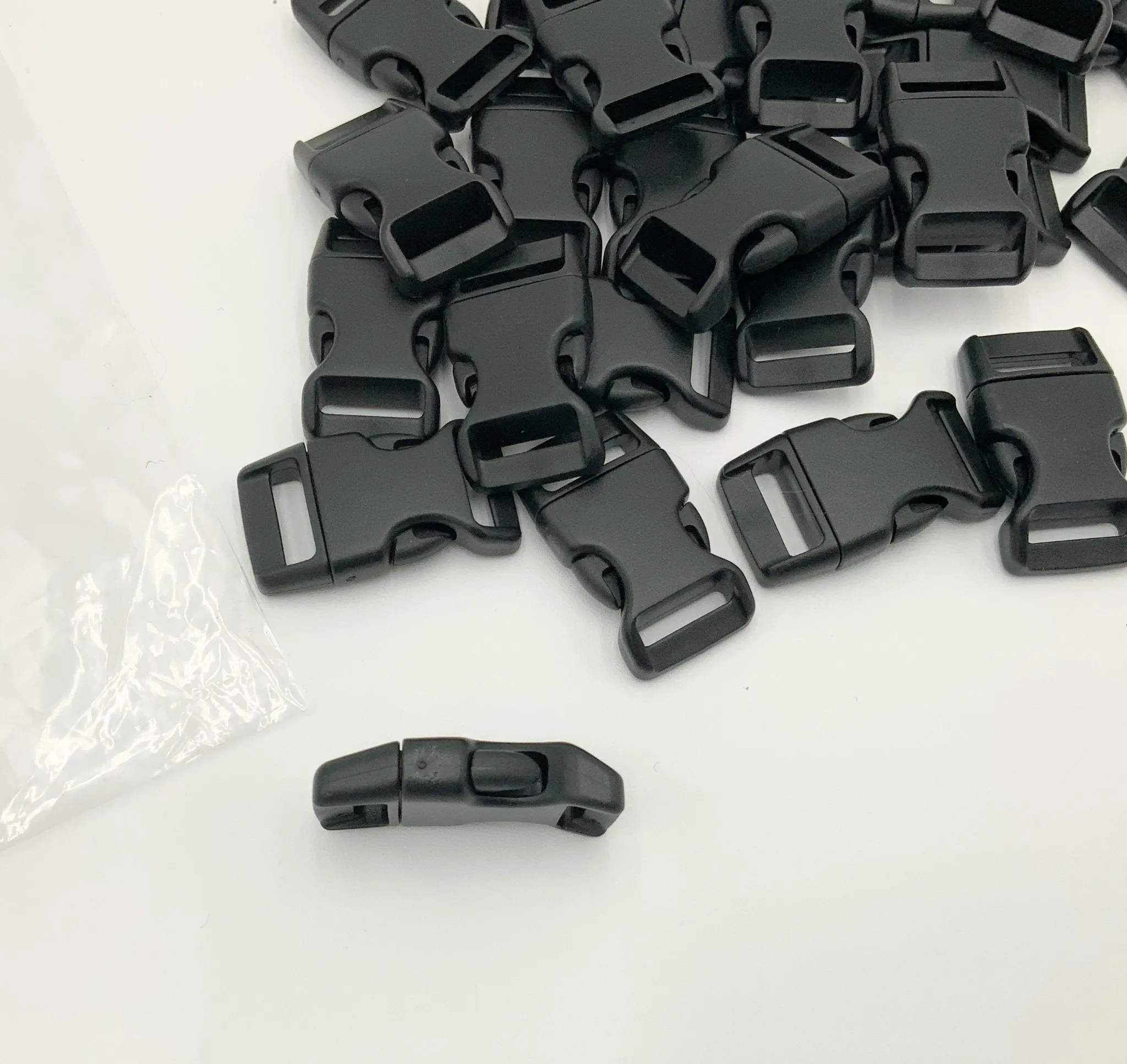 Pack of 26 black Paracord Bracelets Buckles, 5/8 Inch Contoured Buckles, Plastic Side Release, Pet Collar Accessories